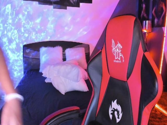 Live sex webcam photo for Candyred88 #260484226