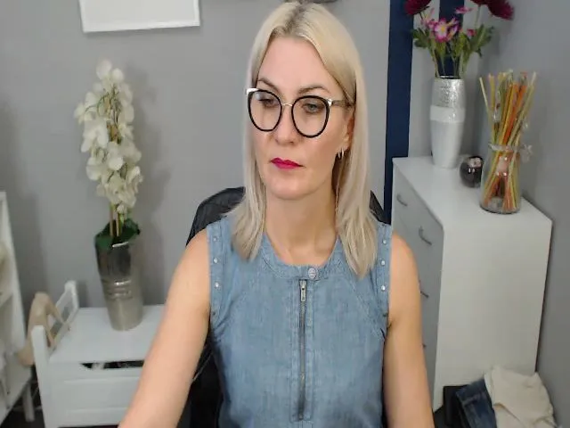 Live sex webcam photo for YummyLOR #256175373