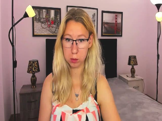 Live sex webcam photo for LizaSwan #253731124