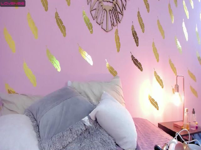 Live sex webcam photo for Roseann__ #253107121