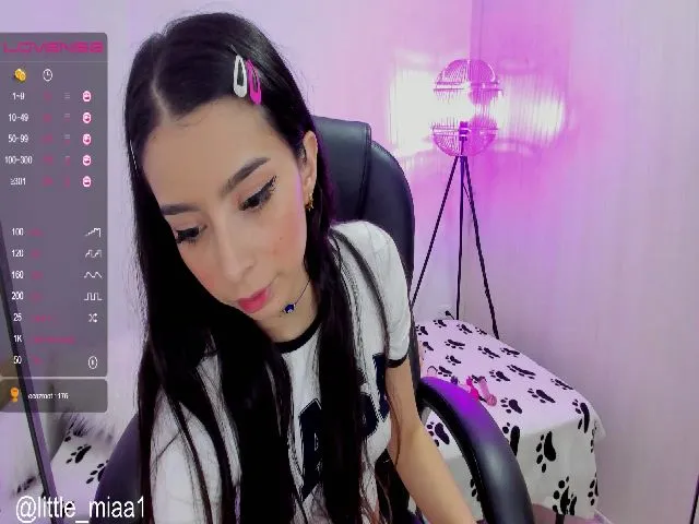 Live sex webcam photo for Little_Miaa1 #253982182