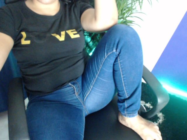 Live sex webcam photo for sophiie_fox #253949247