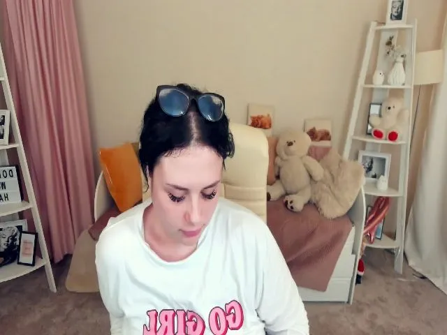 Live sex webcam photo for SerahMirabeli #263582248