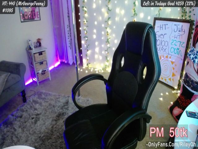 Live sex webcam photo for RileyOh #254388194