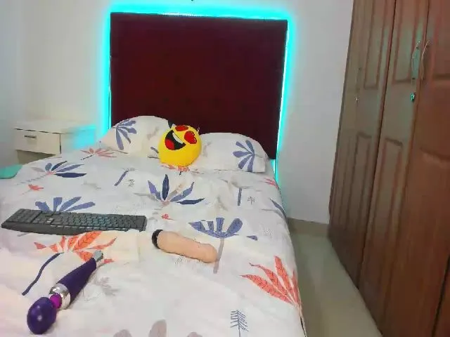 Live sex webcam photo for LittleRed2u #254315510