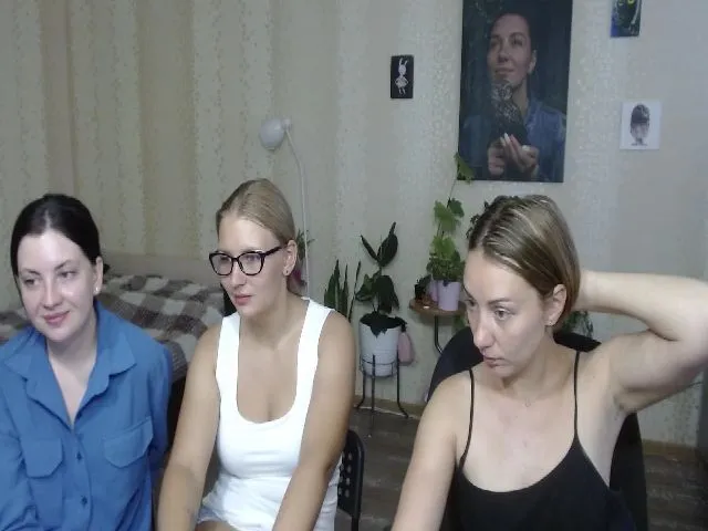 Live sex webcam photo for Emi_lywild #254035893