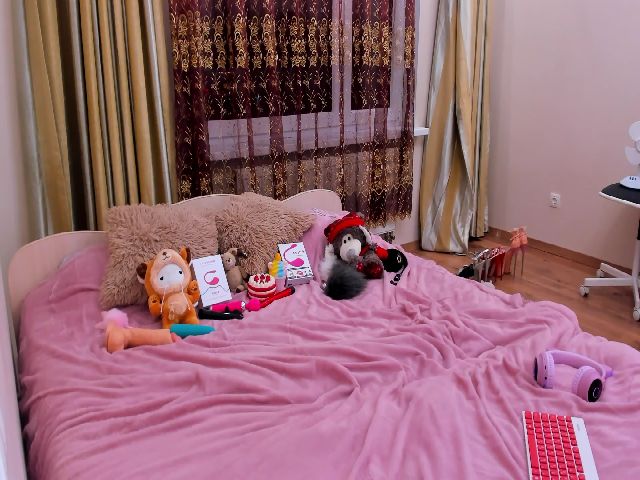 Live sex webcam photo for GloriaWendy #265095609