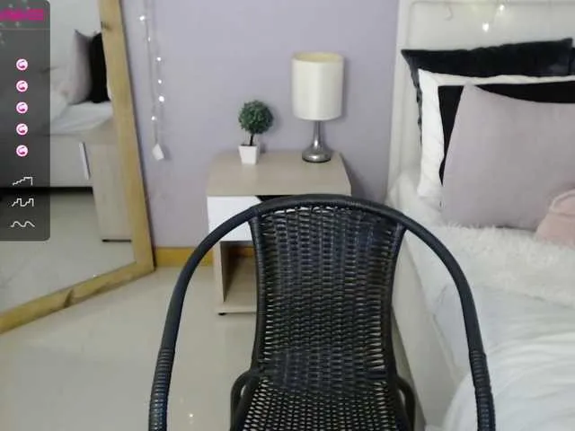 Live sex webcam photo for tiffanysweett #243774663