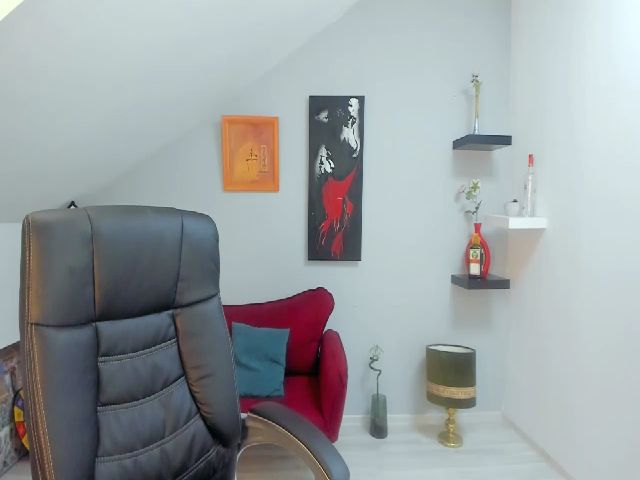 Live sex webcam photo for LizzieBrie #253730573