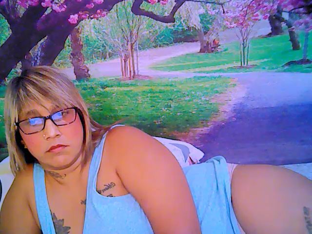 Live sex webcam photo for Roxyfoxy69 #254273370