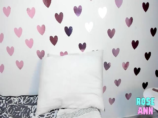 Live sex webcam photo for Roseann__ #260763970