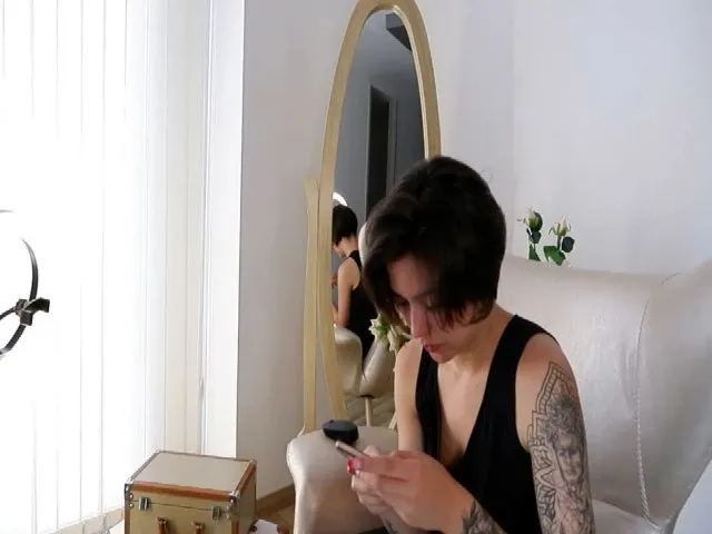 Live sex webcam photo for Anne_boleyn_ #255418162