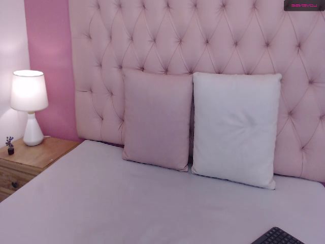 Live sex webcam photo for Keyra_R #263671292