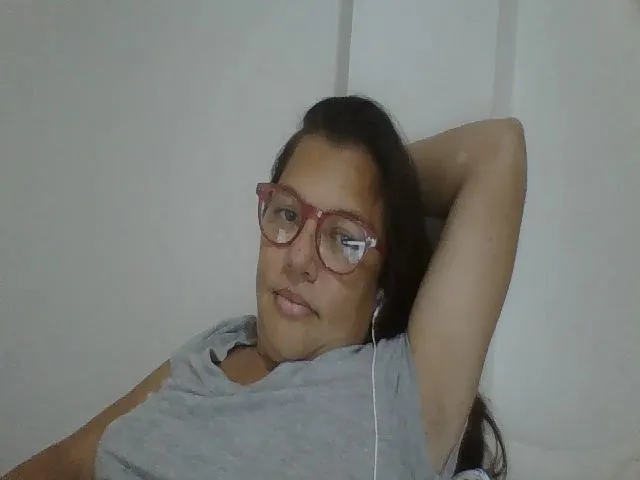 Live sex webcam photo for SweetLola01 #258393194