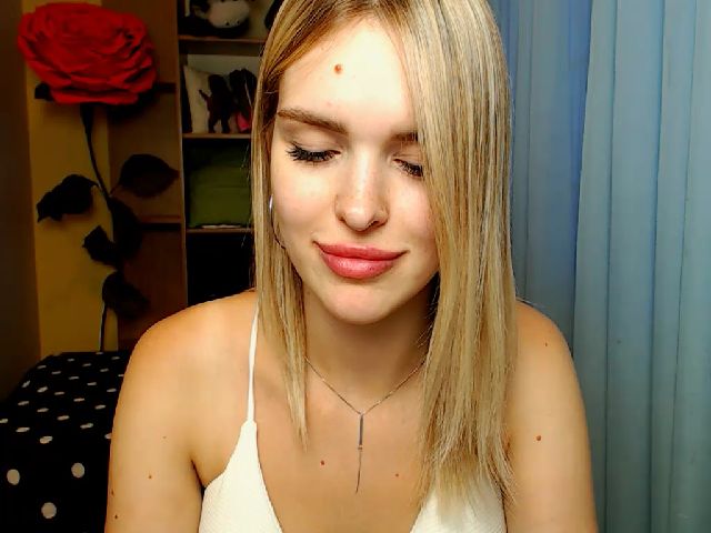 Live sex webcam photo for Emmi_Sierra #265576296