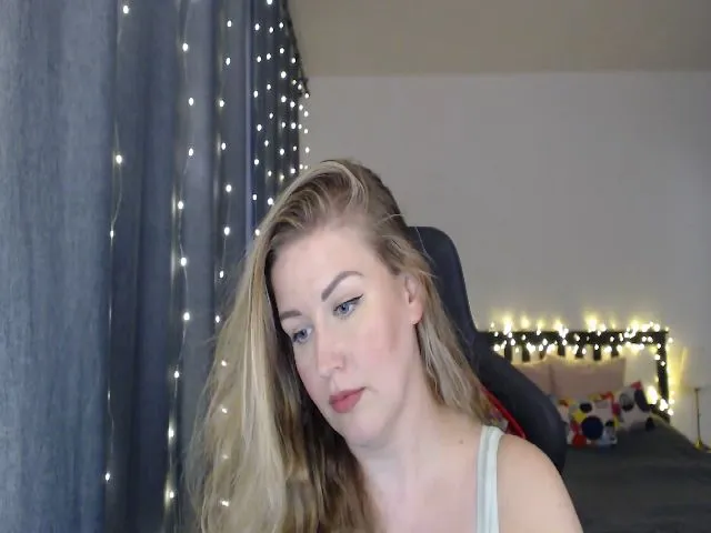 Live sex webcam photo for Afrodite_4U #253875737