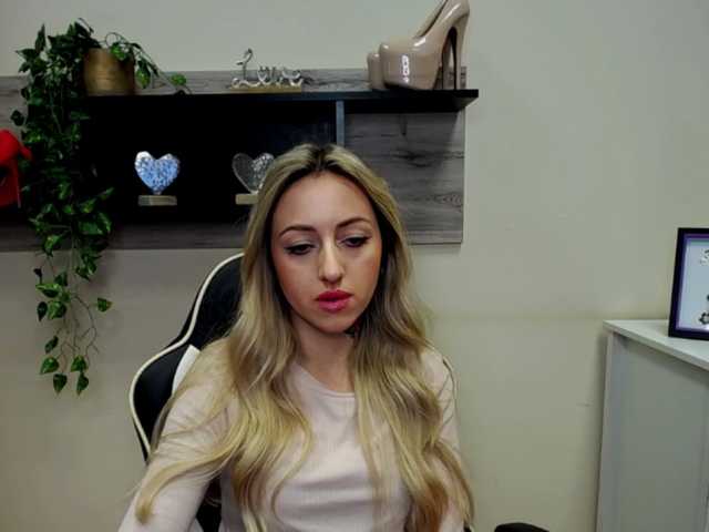 Live sex webcam photo for SEXYcoralie #287984669