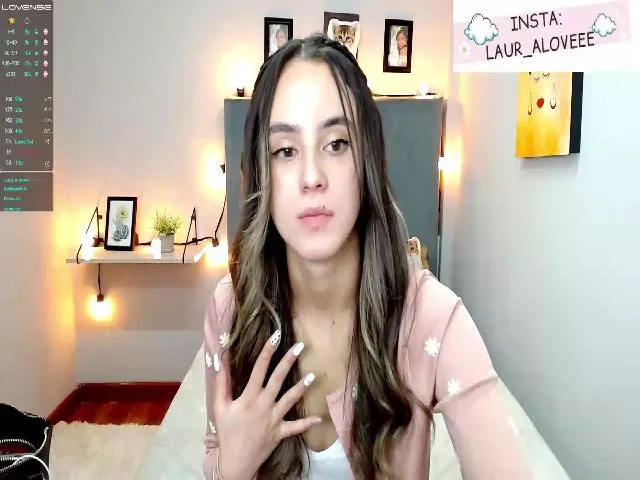 Live sex webcam photo for Laura_Lovee_ #252630374
