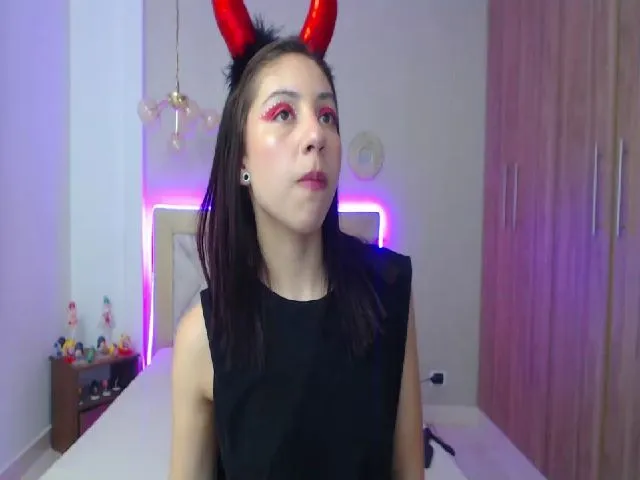 Live sex webcam photo for Emily_evans18 #260337575