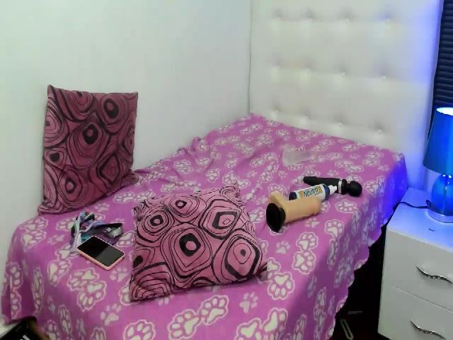 Live sex webcam photo for sexyfox_18 #263641604