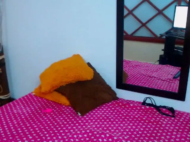 Live sex webcam photo for KellyJhons #255865892