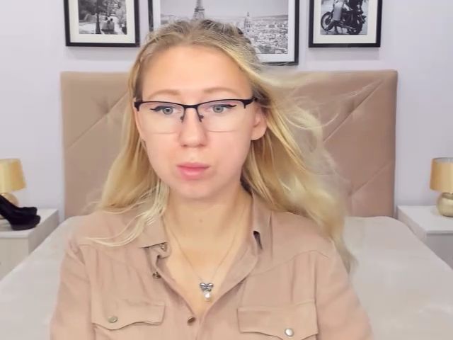 Live sex webcam photo for LizaSwan #255265205