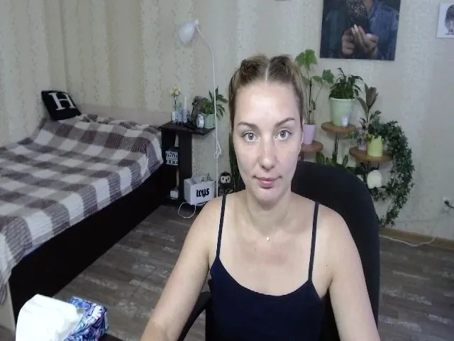 Live sex webcam photo for Emi_lywild #261198353
