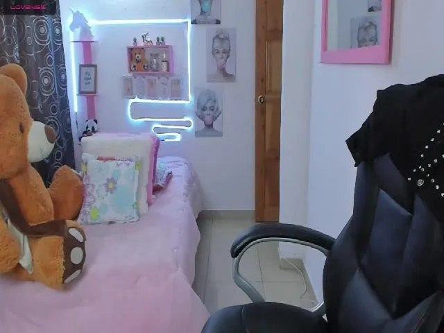 Live sex webcam photo for Paulina2700 #263689641