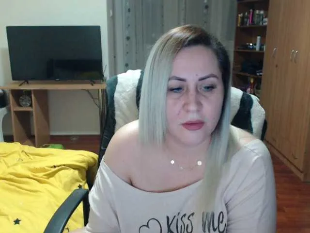 Live sex webcam photo for BlondeElla #241230197