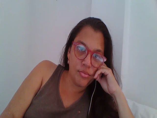 Live sex webcam photo for SweetLola01 #252877305