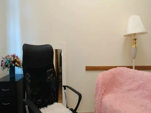 Live sex webcam photo for LoreenThornon #253292604