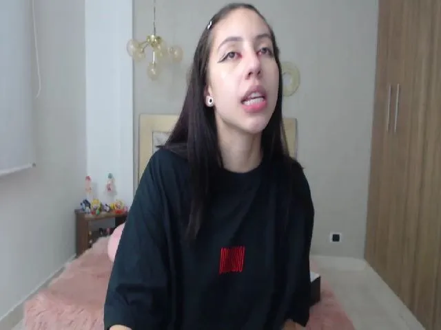 Live sex webcam photo for Emily_evans18 #254365280