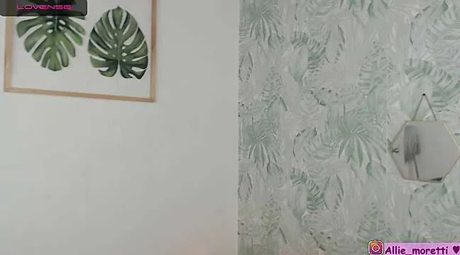 Live sex webcam photo for Alliee_ #245072617