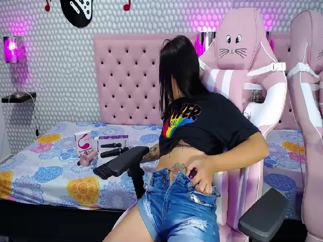 Live sex webcam photo for SexyAshley2x #252727731