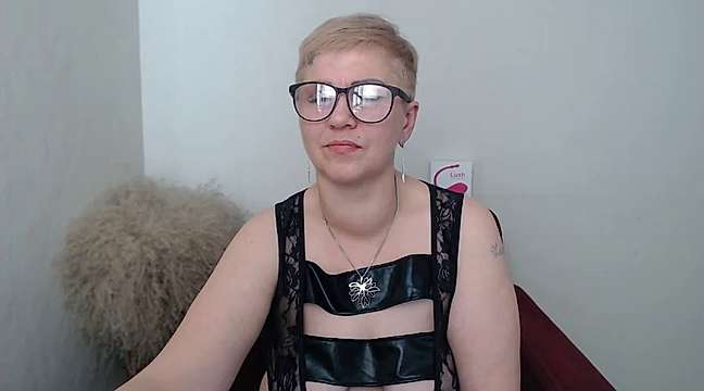 Live sex webcam photo for queenelenajm #243079895