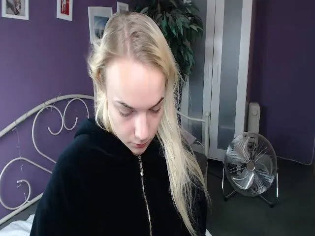 Live sex webcam photo for JoanQueen #265481822