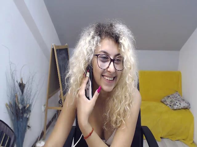 Live sex webcam photo for CurlyBella #253711904
