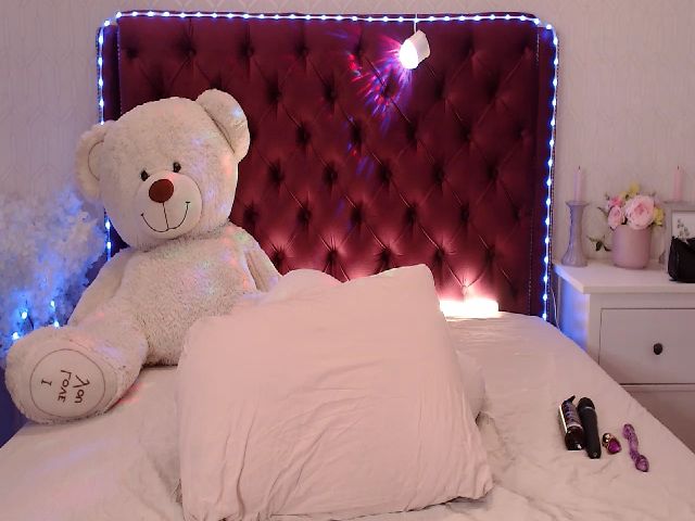 Live sex webcam photo for Roxy_Di #255884741