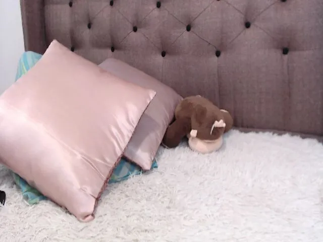 Live sex webcam photo for GreenBlondie #255965074
