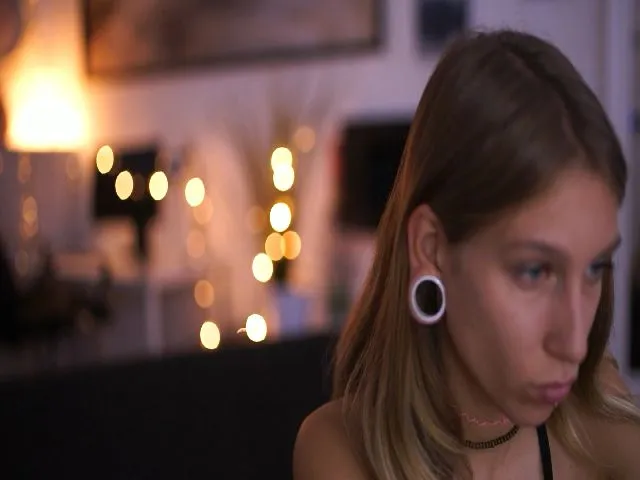 Live sex webcam photo for Poppyes #261387691