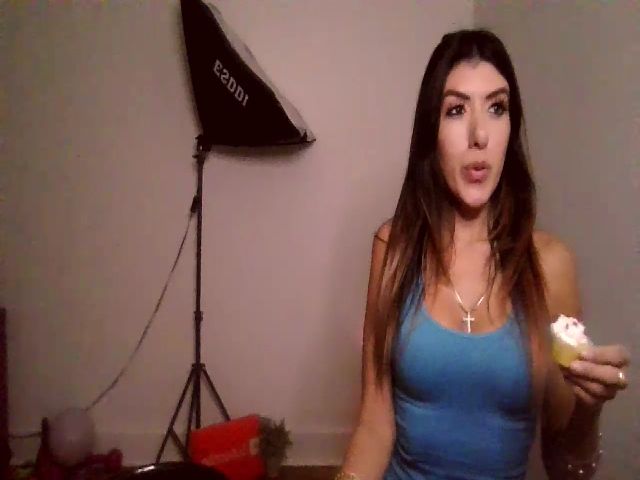 Live sex webcam photo for ElyMarie #253672105