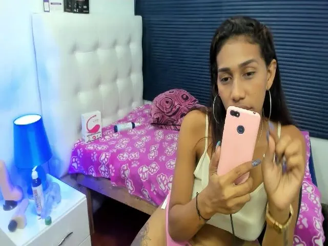 Live sex webcam photo for sexyfox_18 #265489517