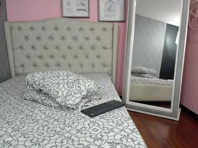 Live sex webcam photo for KiaraKaneel #241328356