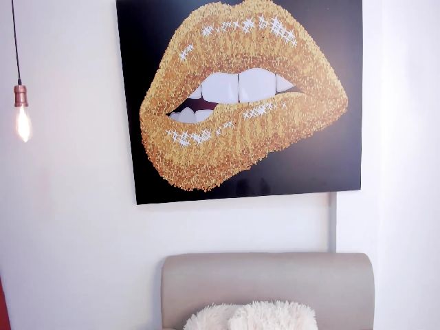 Live sex webcam photo for Roseann__ #263224982