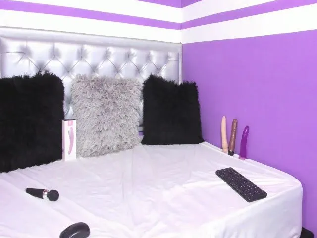 Live sex webcam photo for Violet21_ #261663475