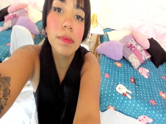 Live sex webcam photo for KateMoore3 #255173899