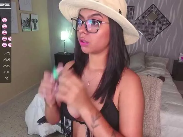Live sex webcam photo for LeahMarsh #245089543