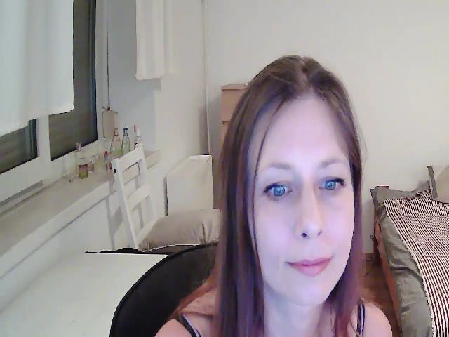 Live sex webcam photo for KatieAngel69 #264670382