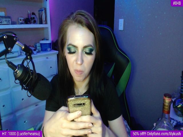 Live sex webcam photo for LilyKush #254069351