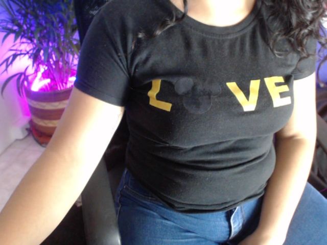 Live sex webcam photo for sophiie_fox #253889786